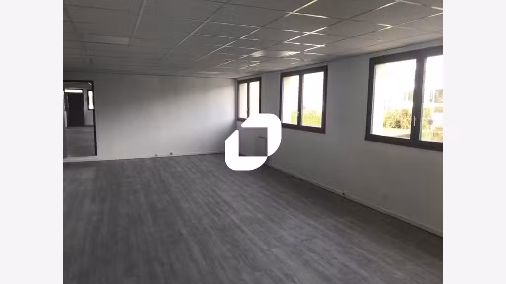 A louer Local d'activité 361m² Emerainville