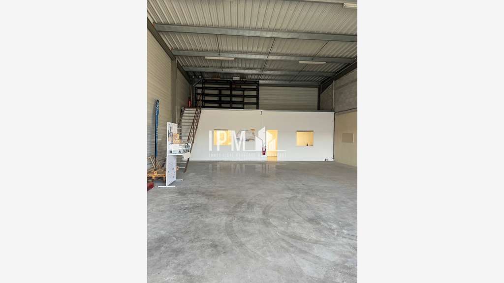 Local activités/bureaux 200m² à louer à Entraigues