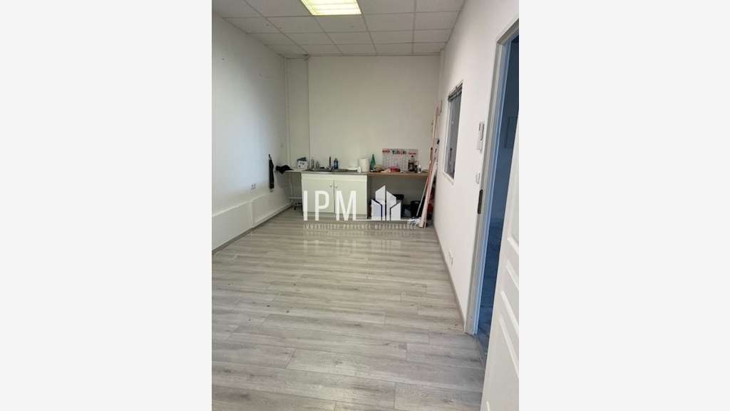 Local activités/bureaux 200m² à louer à Entraigues