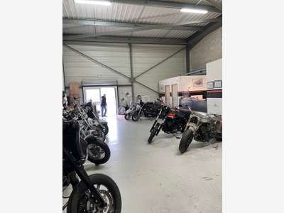 Local d'activités 200m² à louer à Entraigues 84320