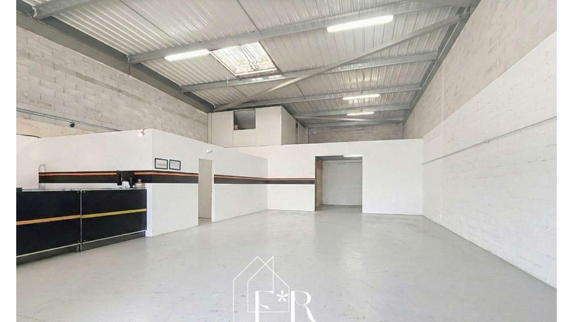 Location local commercial 245m² à Entraigues