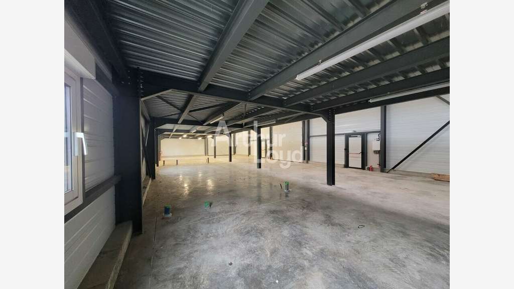 Local neuf 162m² à louer emp stratégique Entrelacs