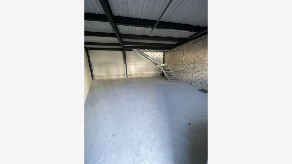 Loue locaux d'activité de 115 ou 160m² RDC Epinay