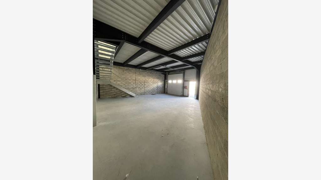 Loue locaux d'activité de 115 ou 160m² RDC Epinay