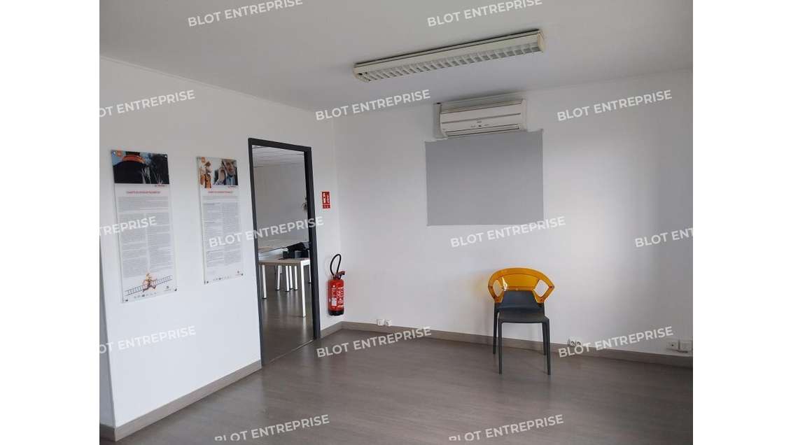 A louer locaux d'activités 563m² à Ergué-Gabéric