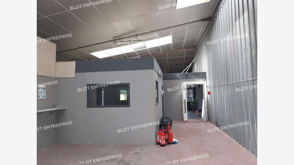 A louer locaux d'activités 563m² à Ergué-Gabéric 