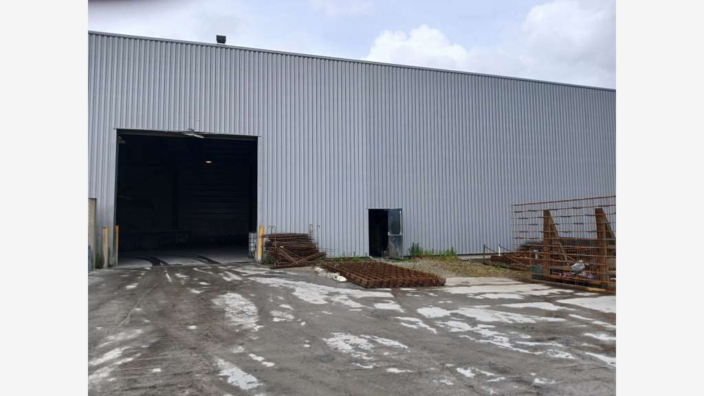 Location locaux d'activité 2000m² ZI Étrelles A84