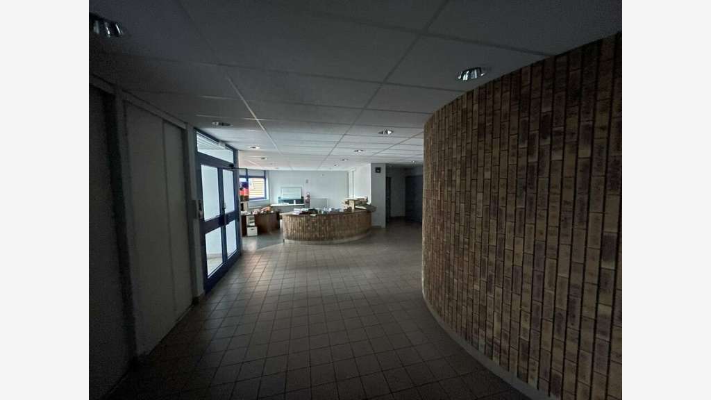 A louer local 1000m² accès poids lourds à Étupes