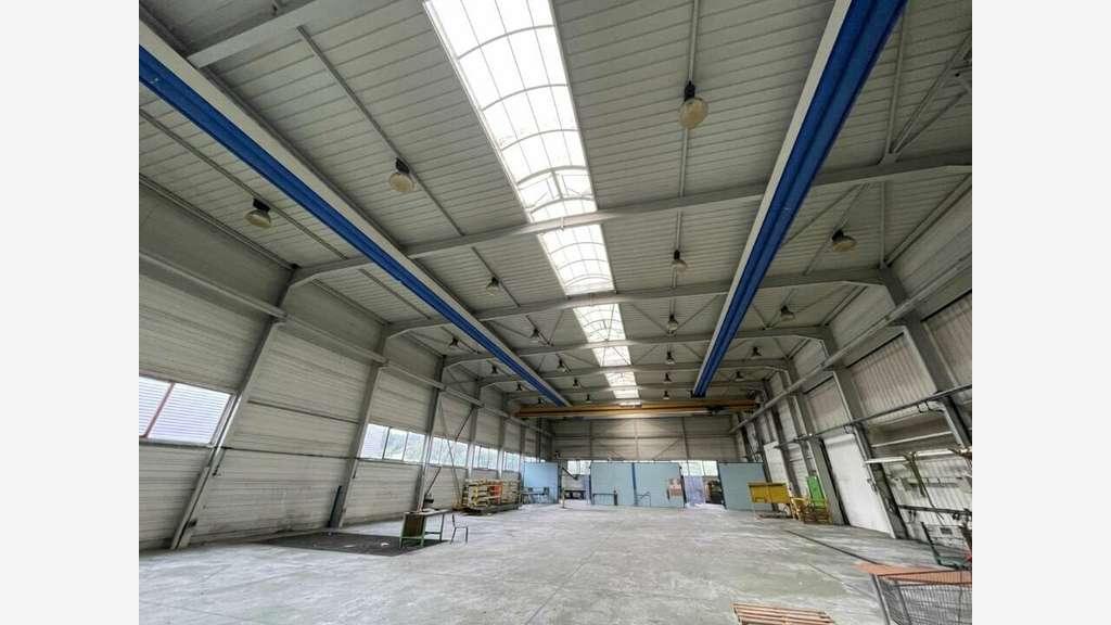 A louer local 1000m² accès poids lourds à Étupes