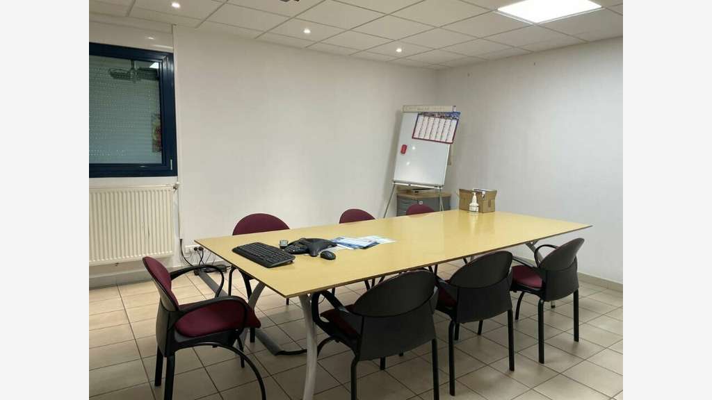 A louer local d'activité 2100m² Étupes empl strat