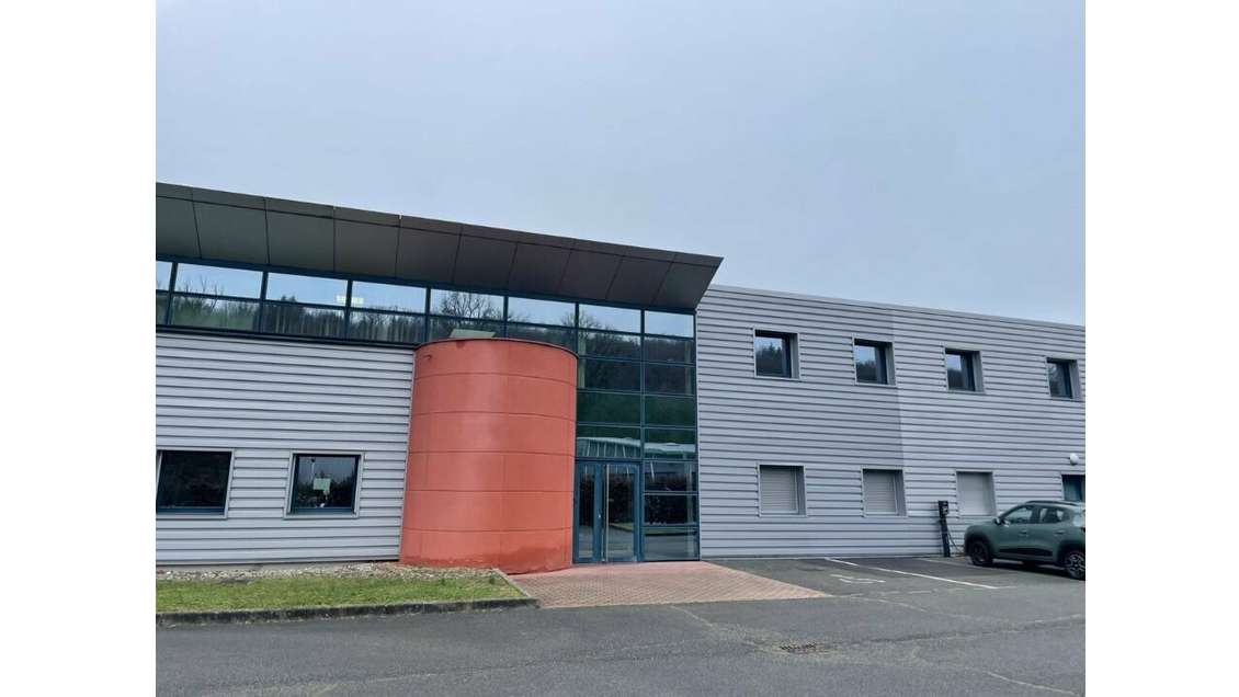 A louer local d'activité 2100m² Étupes empl strat