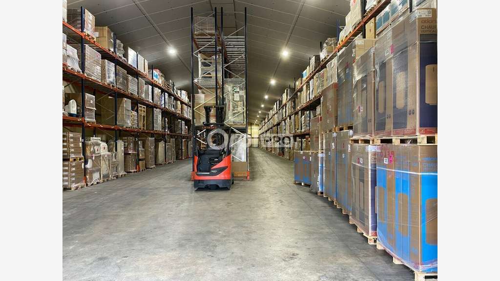 A louer entrepôts 2100m² empl stratégique Evellys