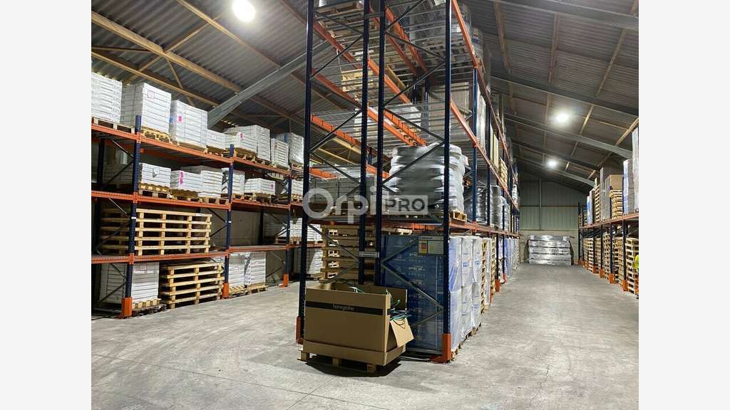 A louer entrepôts 2100m² empl stratégique Evellys