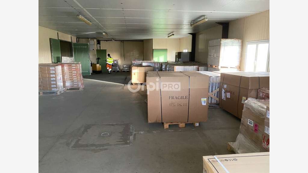 A louer entrepôts 2100m² empl stratégique Evellys