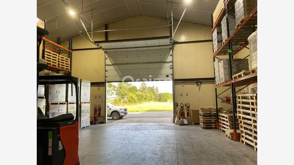 A louer entrepôts 2100m² empl stratégique Evellys