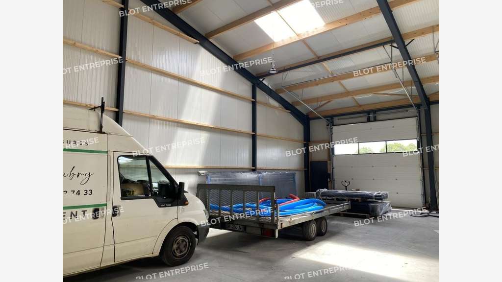 A louer locaux d'activités 125m² ZA d'Évran