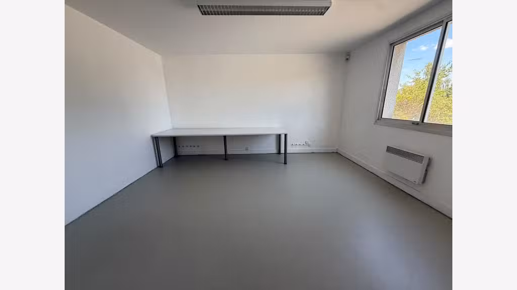 A louer local d'activités 1500m² Empl idéal Évreux