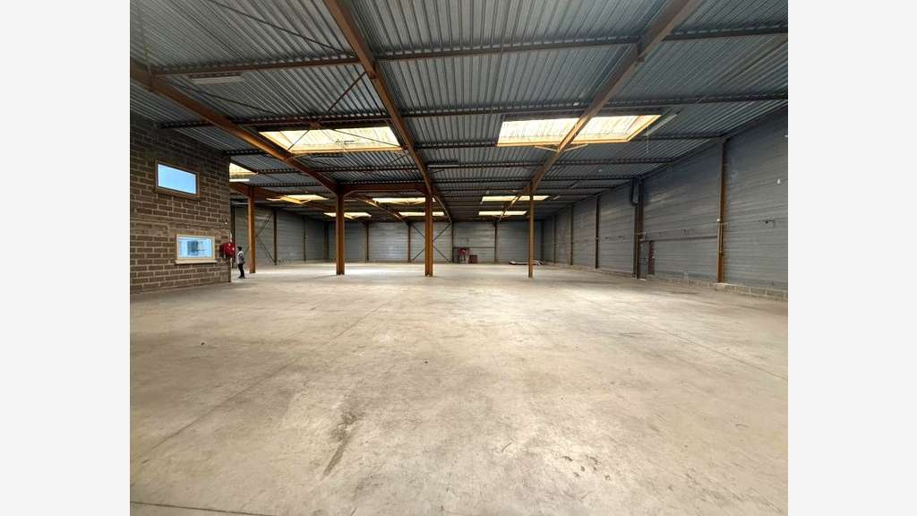 A louer local d'activités 1500m² Empl idéal Évreux