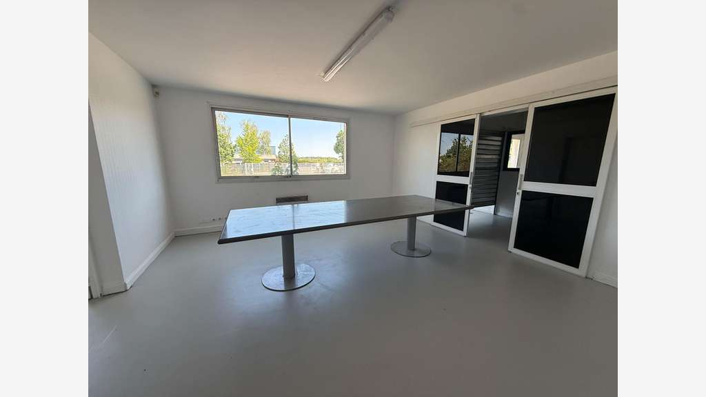 A louer local d'activités 1500m² Empl idéal Évreux