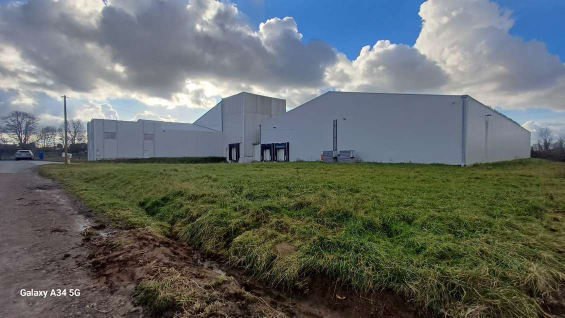 A louer entrepôt 1400m² à Évron (53)