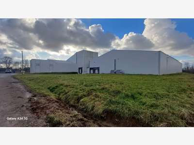 A louer entrepôt 1400m² à Évron (53)