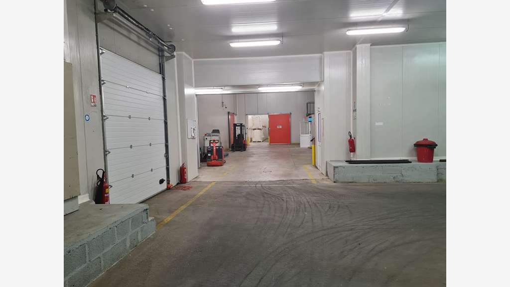 A louer entrepôt 1400m² à Évron (53)