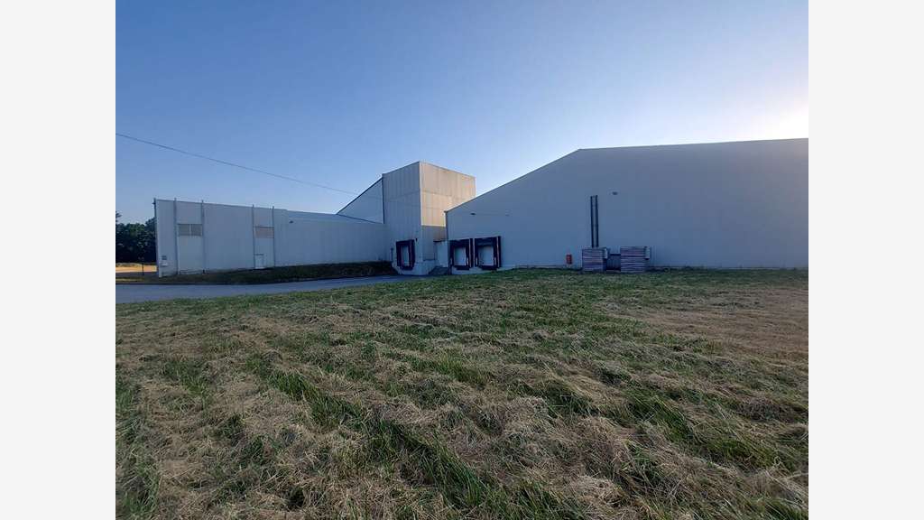 A louer entrepôt 1400m² à Évron (53)
