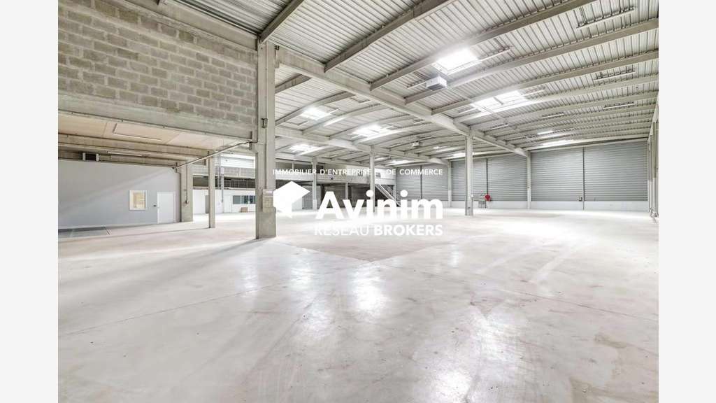 Loue bâtiment de 2400m² en zai Evry-Courcouronnes