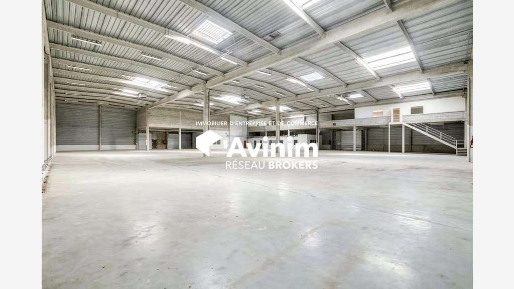 Loue bâtiment de 2400m² en zai Evry-Courcouronnes