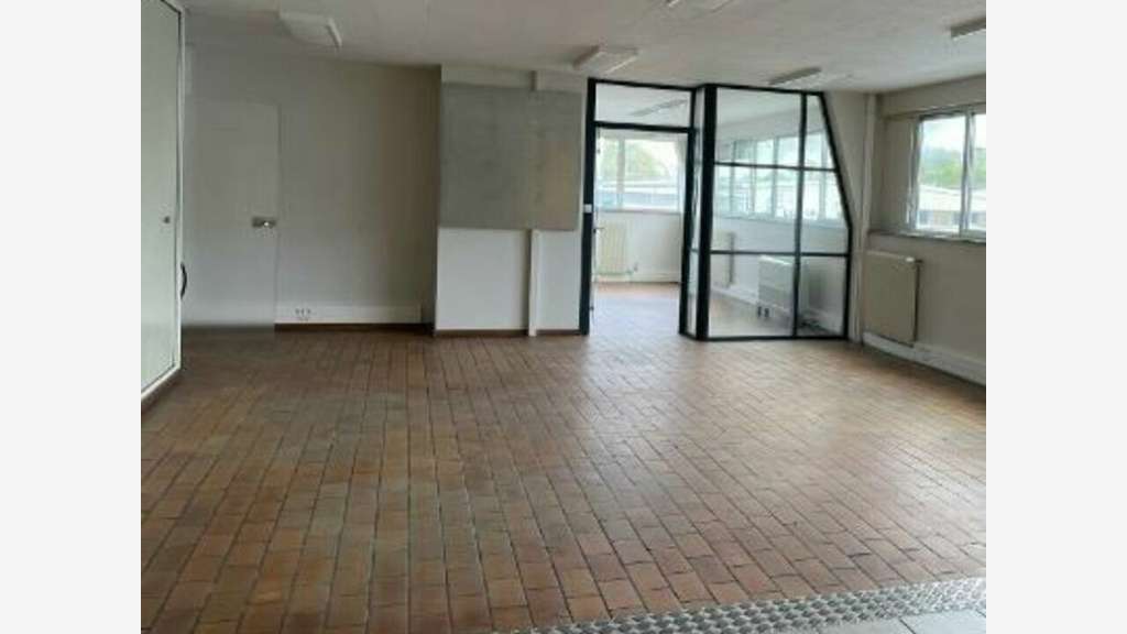 Local d'activité 3178m² à louer à Exincourt