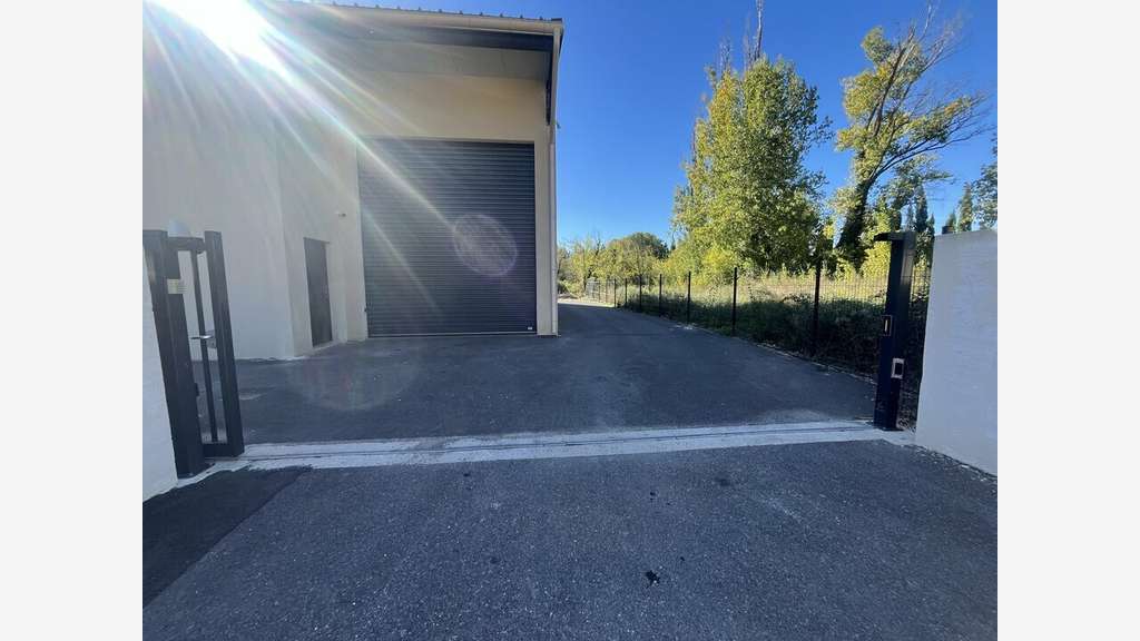 EYGALIÈRES - LOCAL D'ACTIVITE à louer