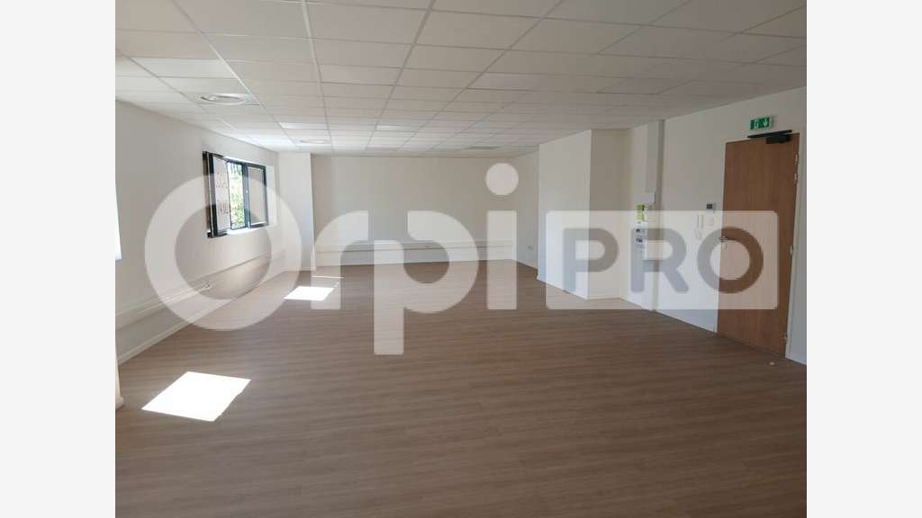 Beaux bureaux 74m² état neuf à louer à Fabrègues