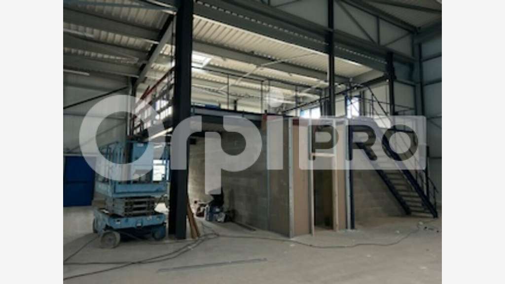 Bâtiment individuel de 1939m² à louer à Fareins