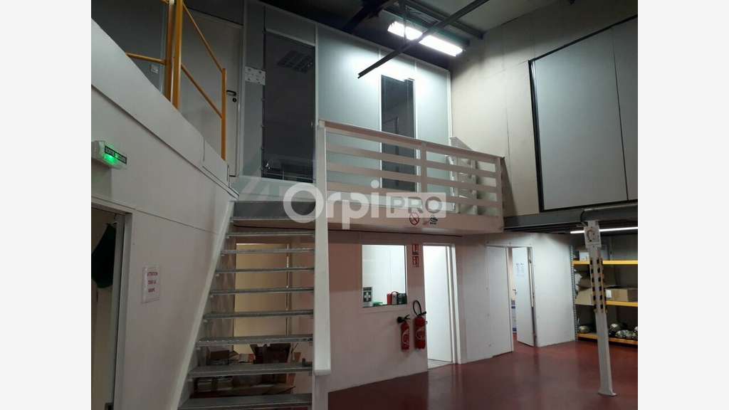 Local d'activité bureaux de 367m² à louer à Feyzin