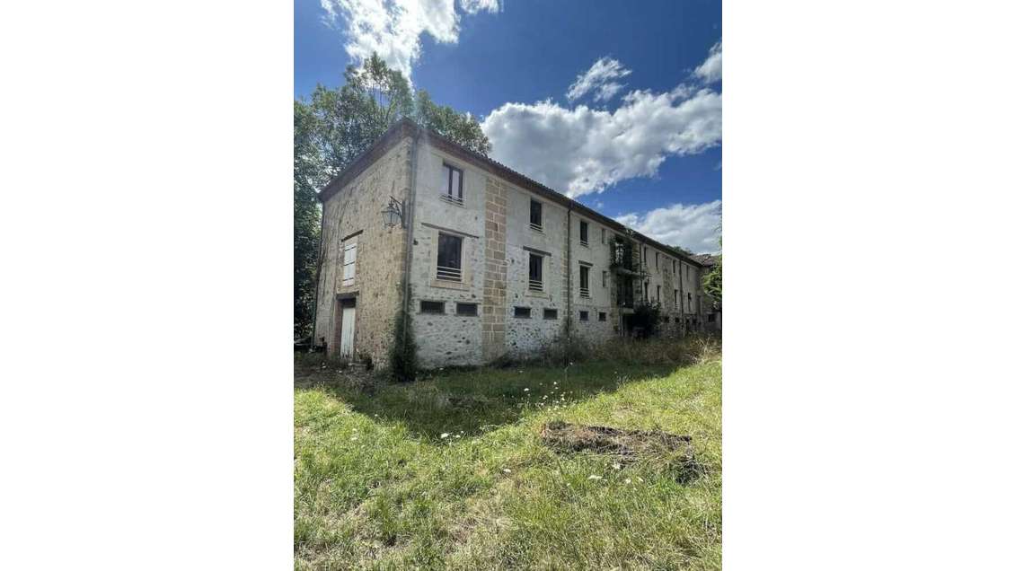 À louer local d'activités 1000m² à Foix  