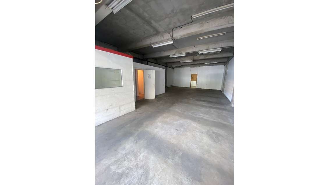 Loue dépôt local co 150m² en ZAC Fort de France