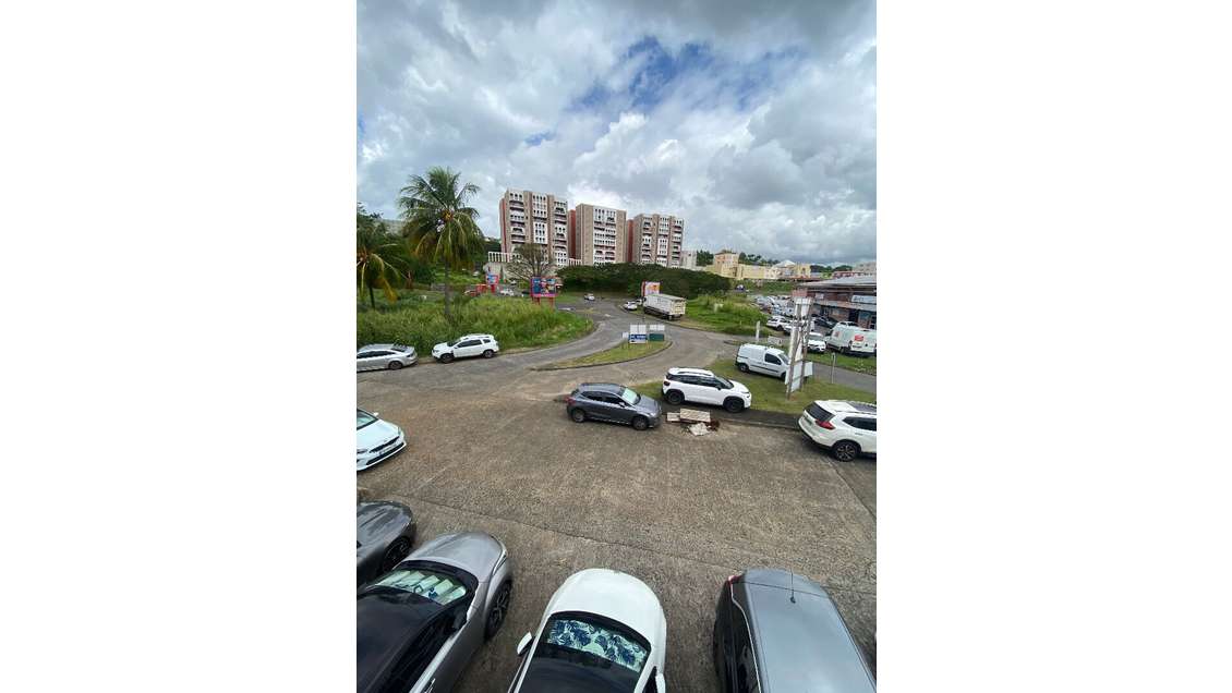 Loue dépôt local co 150m² en ZAC Fort de France