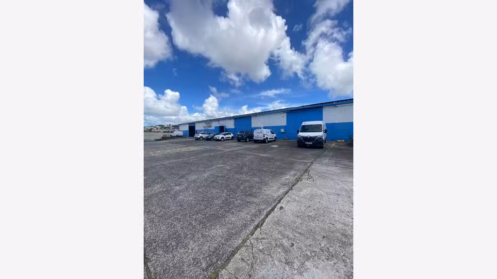 Loue local d'activités de 260m² à Fort de France