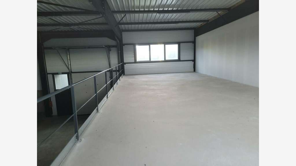 A louer entrepôt 538m² neuf avec mezzanine à Frans