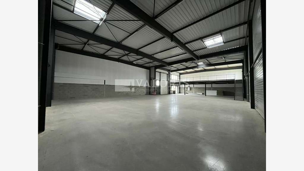 Local d'activité 540m² à louer à Frans RD904