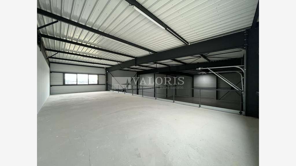 Local d'activité 540m² à louer à Frans RD904