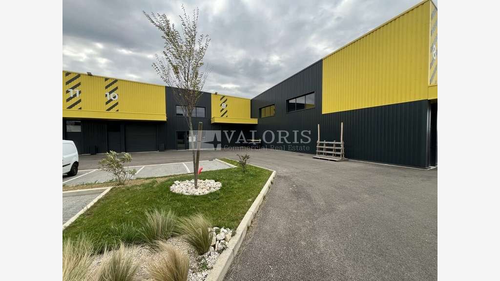 Local d'activité 540m² à louer à Frans RD904