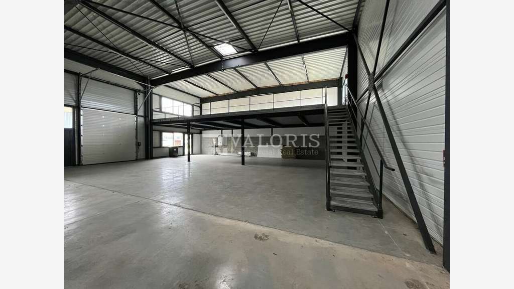 Local d'activité 540m² à louer à Frans RD904