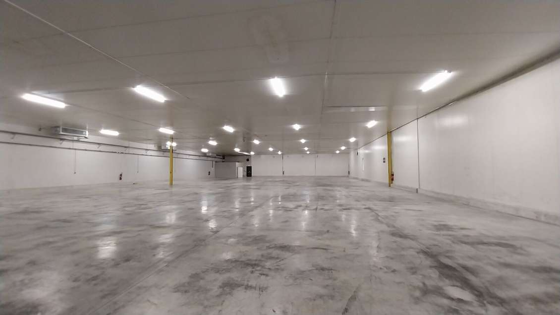 Entrepôt 1000m² idéalement situé à Fréjus A8
