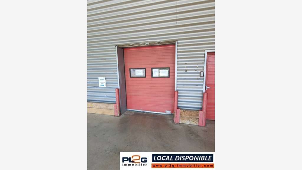 Local activités 1700m² à louer avec quais à Fréjus