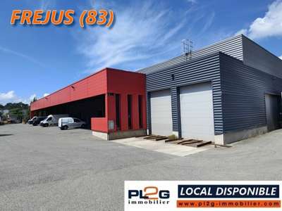 Local activités 1700m² à louer avec quais à Fréjus
