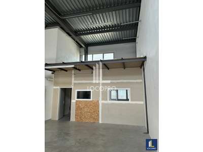 Location Locaux d'activités - Entrepôts à Fréjus