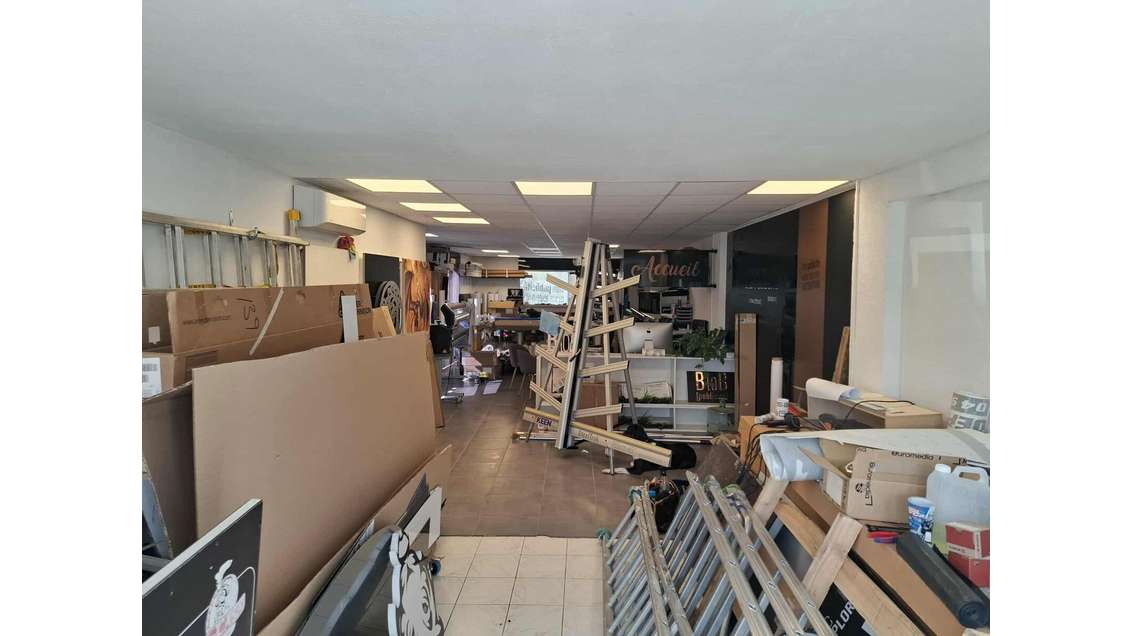 Local 80m² stratégiquement situé à Fréjus A8