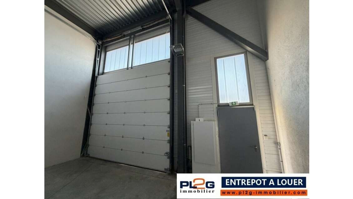 Entrepôt de 90m² à louer à Fréjus 