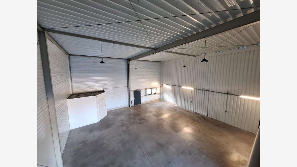 Entrepôt avec 2 bureaux à louer à Fréjus A8